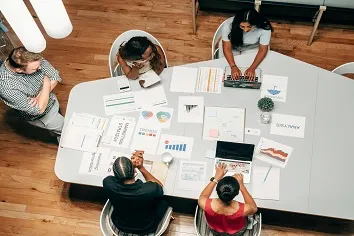Transparence_strategie Une équipe cherche des idées sur le plan marketing à appliquer