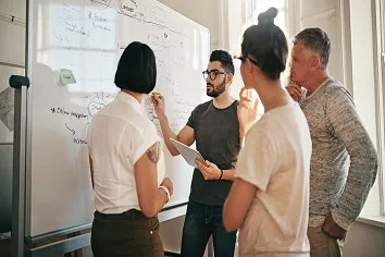 Equipe_strategie Une équipe vérifie les points stratégiques