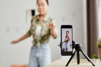 Production_video Une femme qui fait une vidéo