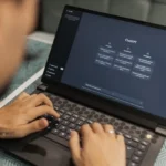 Image d'une personne qui ouvre ChatGPT sur son ordinateur